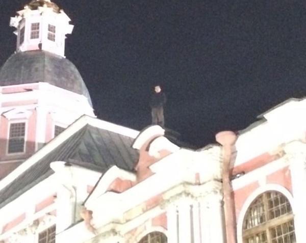 Волгодонец более 10 часов просидел на крыше  Александро-Невской  лавры, требуя встречи с прокурором