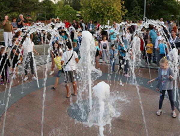 В Волгодонске заработал новый фонтан в сквере «Дружба»: видео