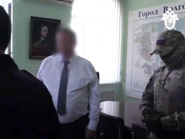Следователи опубликовали видео задержания Сергея Вислоушкина в администрации Волгодонска