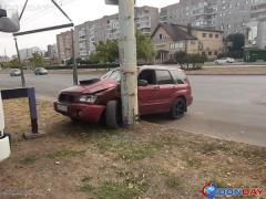 «Субару» врезался в столб на проспекте Курчатова