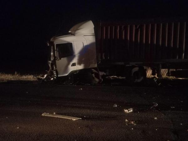 При столкновении иномарки и грузовика погибли двое на трассе Шахты - Цимлянск