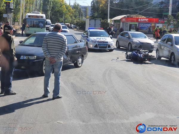 Мотоциклист врезался в ВАЗ на одной из центральных улиц Волгодонска: видео