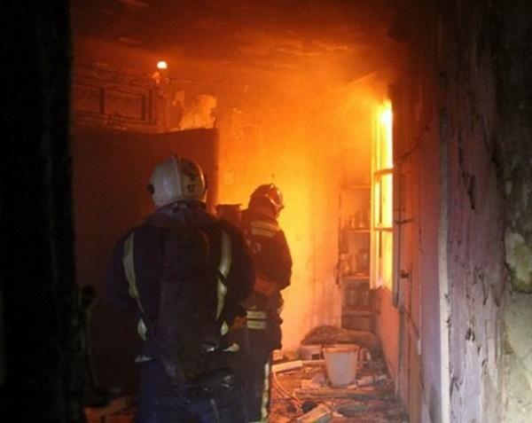 В Волгодонске загорелось техническое помещение в общежитии
