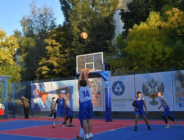 В центре Волгодонска открыли современный баскетбольный мини-стадион