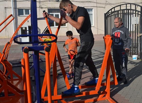 В Морозовске заработал уличный тренажерный комплекс для людей с ограниченными возможностями