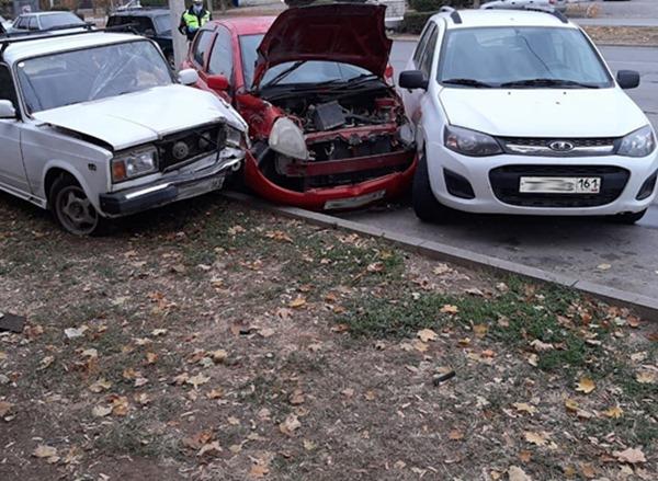 Водитель на «ВАЗе» протаранил два припаркованных автомобиля в Волгодонске