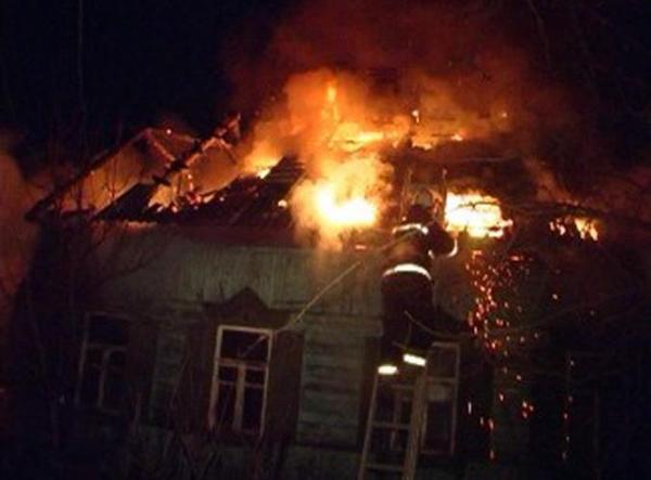 Дачный дом загорелся в одном из садоводств Волгодонска: спасен один человек