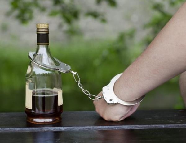 В Волгодонске осудили мужчину, сговорившегося с несовершеннолетним украсть бутылку ликера