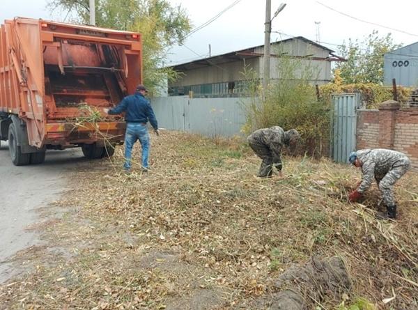 Чтобы избежать потопов на улицах Волгодонска, коммунальщики чистят дренажные каналы