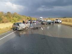 «ВАЗ» столкнулся с «БМВ» и «Хендаем» на трассе Ростов-Волгодонск: есть пострадавший