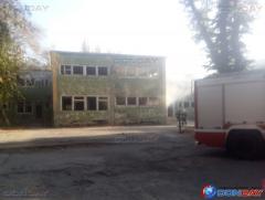 Заброшенное здание бывшего детского сада и отделения Пенсионного фонда загорелось в Волгодонске: видео