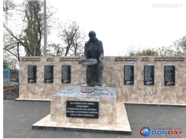 Памятник «Скорбящая мать» переставили при реконструкции в Цимлянском районе