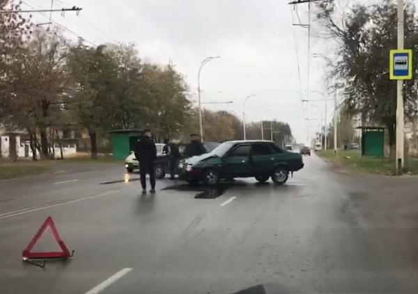 Утро двух водителей ВАЗов из Волгодонска началось с аварии