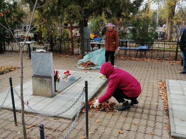 Активные жители Волгодонска привели в порядок Аллею почетных захоронений и Экологический сквер