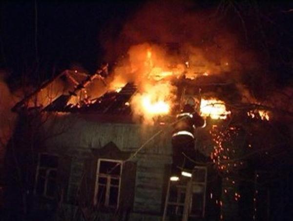 В Мартыновском районе горел нежилой дом