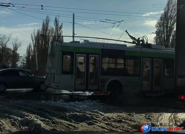 Отломавшиеся «рога» у троллейбуса стали причиной километровой пробки на въезде в Волгодонск: видео
