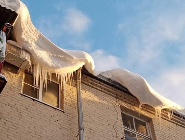 Управляющие компании Волгодонска привлекут к административной ответственности за неубранный снег и наледь на крышах