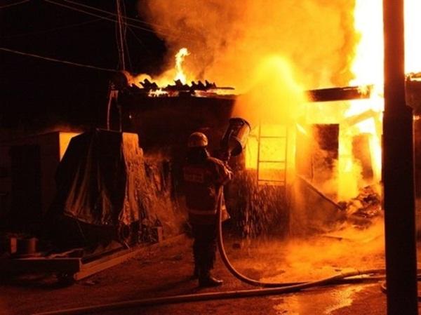 Жители села Дубовского спаслись из горящего дома