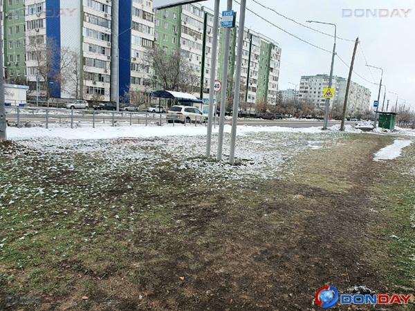 «Либо в грязь, либо на дорогу»: жители новой части города Волгодонска просят проложить тротуар до «зебры»