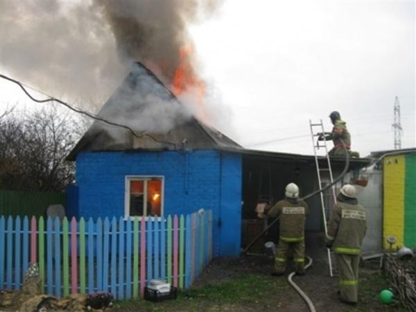Жители одного из частных домов в Мартыновском районе успели эвакуироваться из горящего здания
