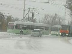 В Волгодонске с дороги съехал троллейбус