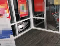 Водитель за рулем «Приоры» въехал в витрину супермаркета в Сальске