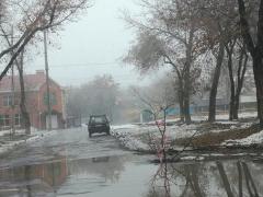 Открытый люк недалеко от старого рынка в Волгодонске представляет опасность для жителей