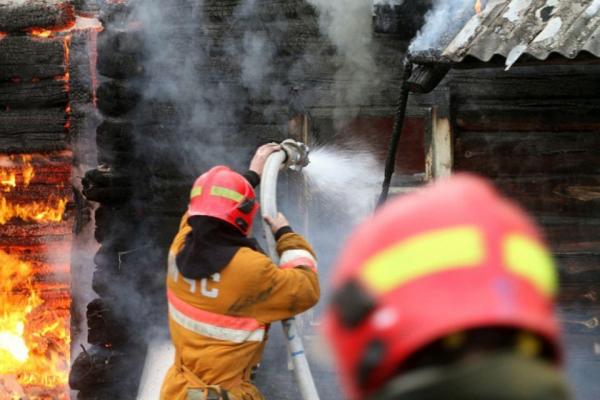 Пожарные спасли жителей горящего дома в Константиновском районе