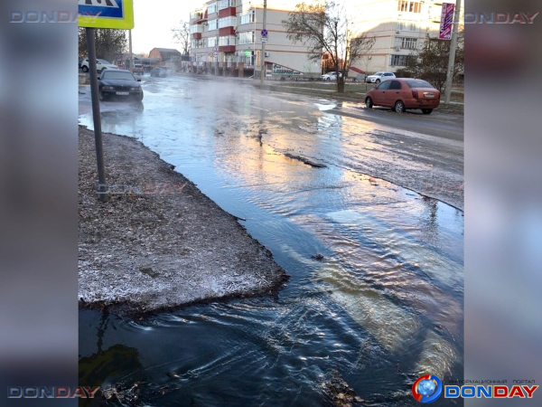 В Волгодонске уже четвёртый день не могут устранить  канализационный порыв