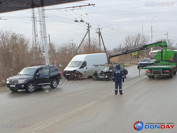 В Волгодонске столкнулись «ВАЗ» и «ГАЗель»: пострадал один из водителей