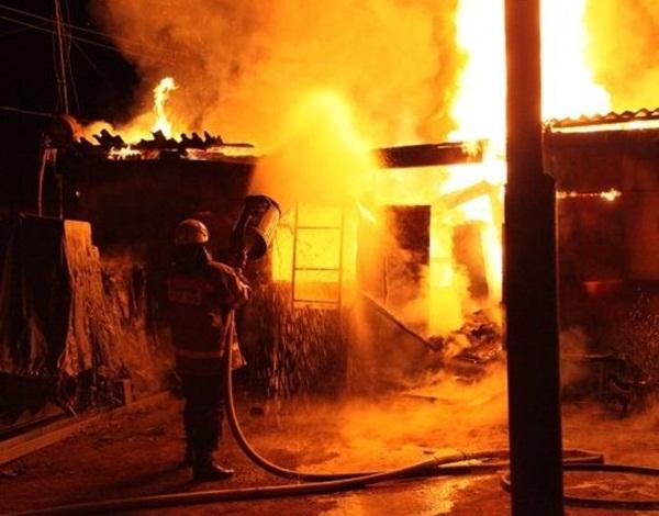 Молодой мужчина погиб при пожаре в летней кухне в Морозовске