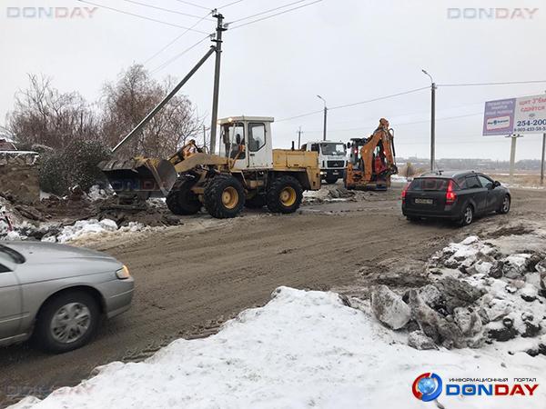 В Волгодонске приступили к уборке канализационной наледи в переулке Озерном