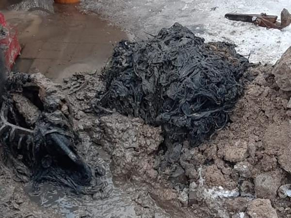 Коммунальщики нашли место обвала канализационного коллектора в Волгодонске