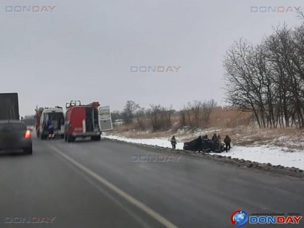 Из-за гололеда на трассе Ростов-Волгодонск автомобили слетают с дороги