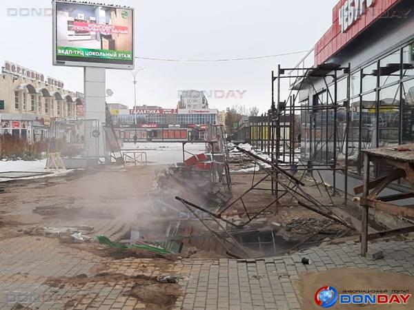 В Волгодонске из-за прорыва теплотрассы просел асфальт: движение на одной из улиц перекрыто: видео