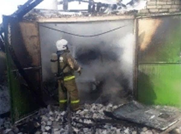 Жители Константиновского района смогли спастись из пожара в хозяйственной постройке