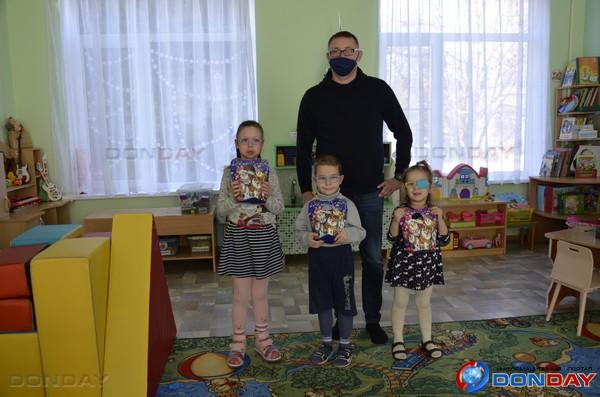В Волгодонске детей с особенностями развития поздравили с Новым годом