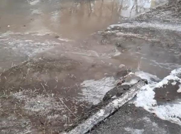 В Волгодонске на улице Молодежной прорвало трубу с холодной водой: видео