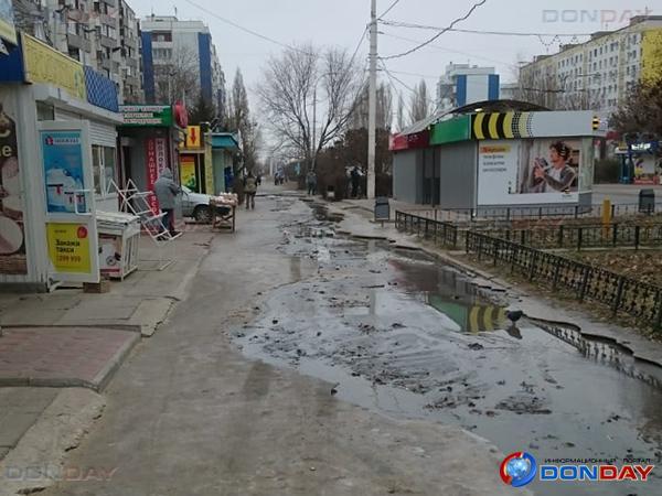 В Волгодонске на улице Энтузиастов образовался еще один провал канализационного коллектора