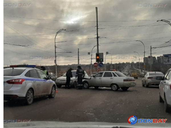 Две «десятки» столкнулись на перекрестке перед мостом в Волгодонске