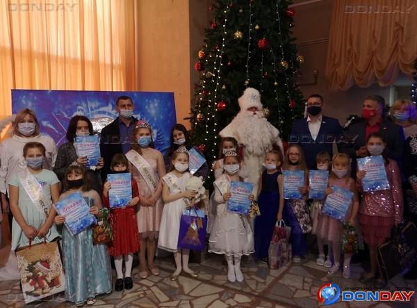 Депутаты городской Думы поздравили юных волгодончанок с победой на конкурсе «Мисс Снегурочка – 2020»