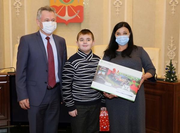 Двенадцатилетний волгодонец получил подарок в рамках всероссийского проекта «Елка желаний»