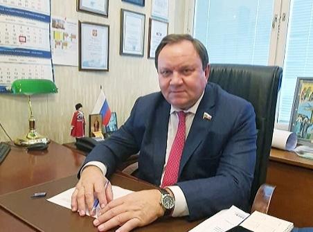Депутат Государственной Думы Виктор Дерябкин поздравляет волгодонцев с наступающим Новым годом