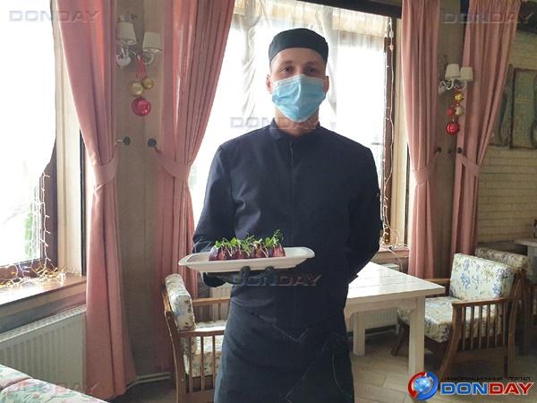 «Сельдь под шубой в японском стиле»: повар ресторана «Рандеву» в Волгодонске поделился фирменным рецептом приготовления салата