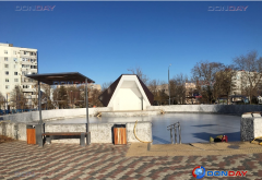 На территории сквера «Дружба» в Волгодонске залили каток