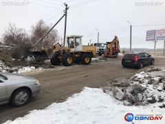 В Волгодонске приступили к уборке канализационной наледи в переулке Озерном