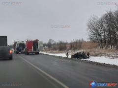 Из-за гололеда на трассе Ростов-Волгодонск автомобили слетают с дороги