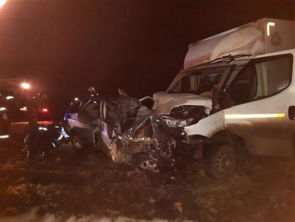 «ВАЗ» и грузовик столкнулись в Морозовском районе: один из водителей погиб