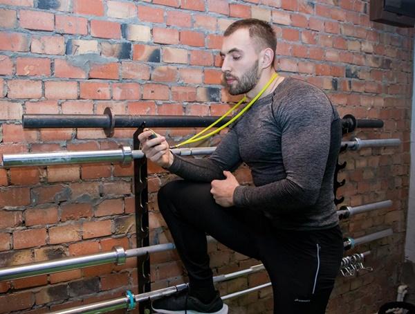 Упражнения за сериальчиком в новогодние каникулы показал фитнес-тренер из Волгодонска