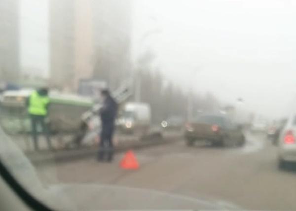 В Волгодонске иномарка влетела в разделительный забор на проспекте Строителей: видео